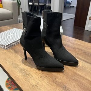 Stylish black boots- size US 6